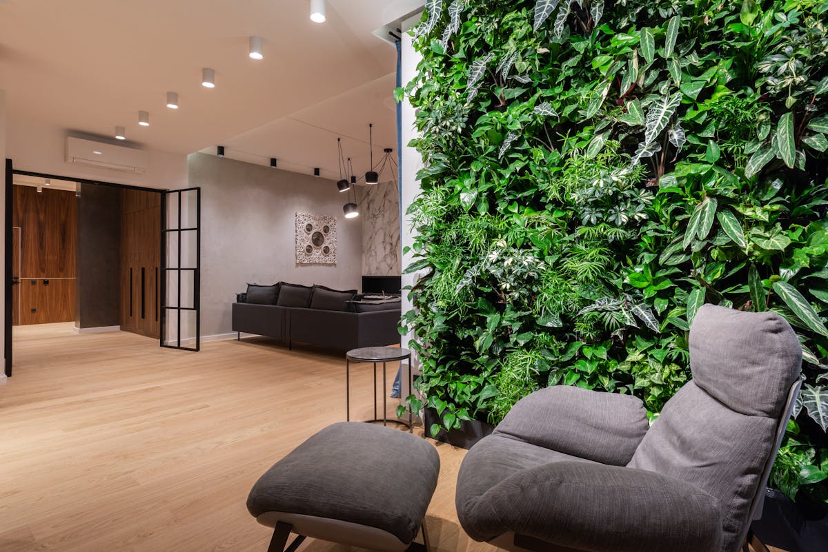 Biophilic design — interieur met planten en natuurlijke elementen