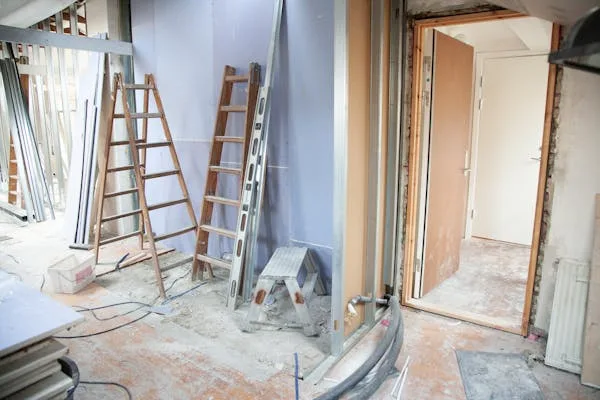 Interieur in japandi-stijl met natuurlijk hout